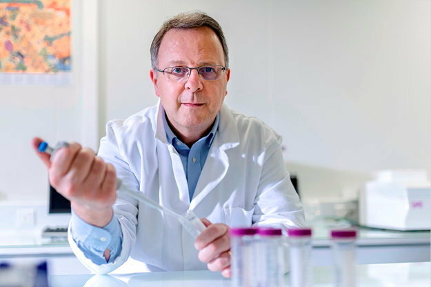 <figcaption>Franck Zal, docteur en biologie marine, mise sur les spécificités de l’arénicole, un petit ver marin.</figcaption>
 ©  Matthieu Le Gall/SP