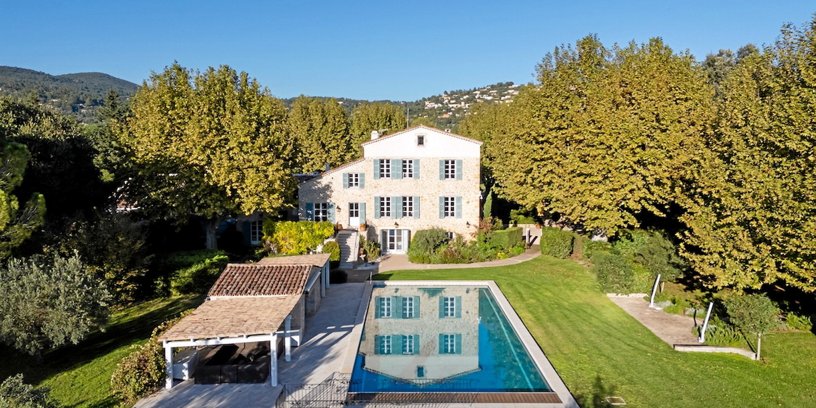 Et si vous deveniez propriétaire d’une bastide « jamesbondienne » en Provence ?