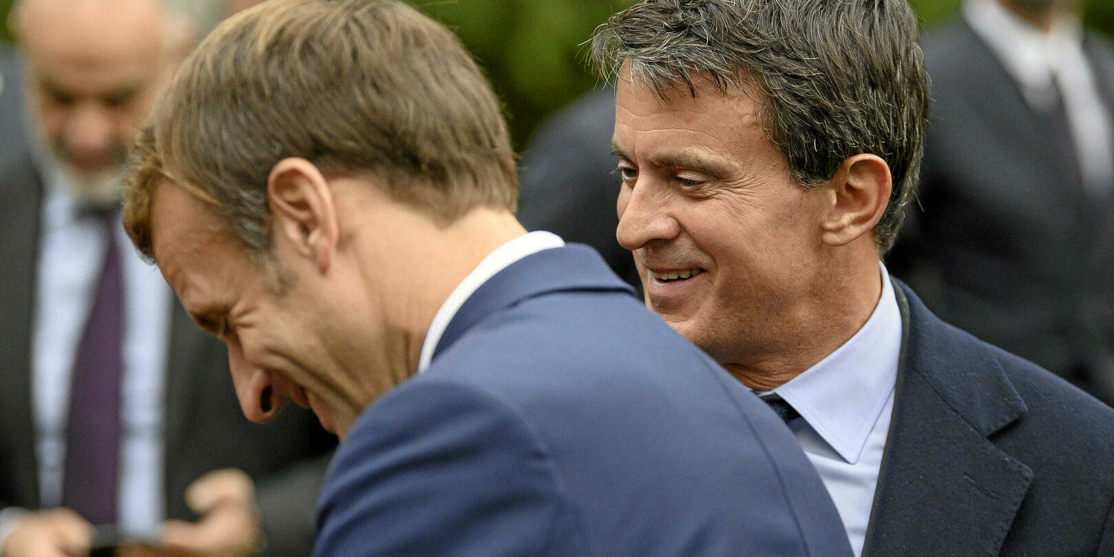 Macron-Valls : derrière les lunettes de soleil…