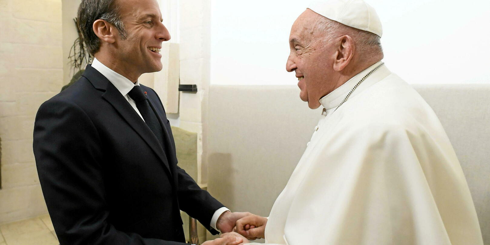 « Je ne sais pas d’où il vient » : entre le pape François et Emmanuel Macron, une relation faite de tutoiements… et de piques