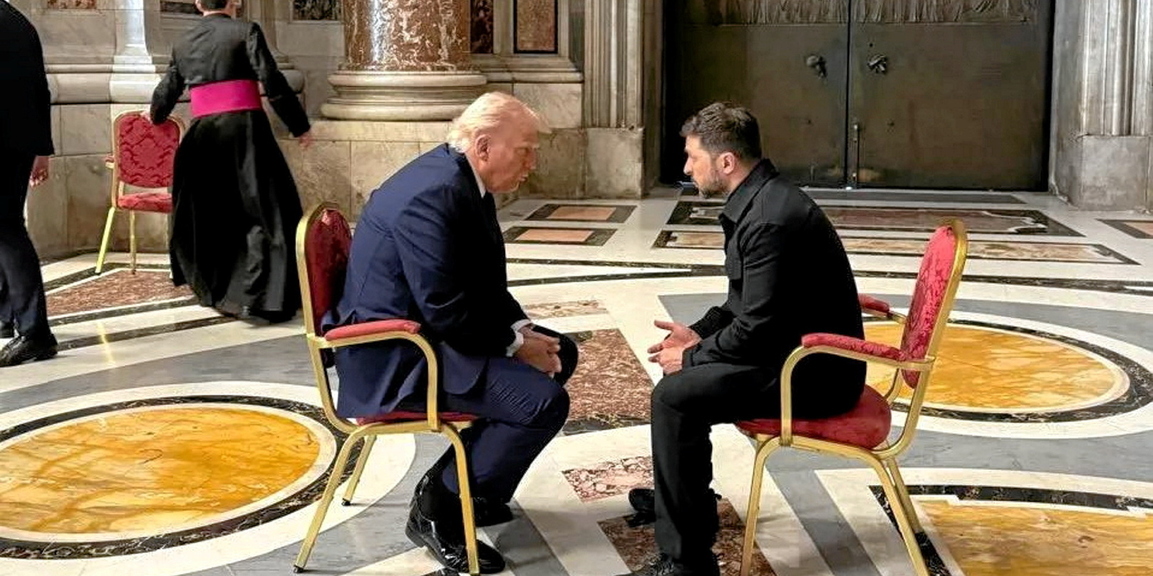 L'improbable entrevue entre Trump et Zelensky au cœur de la basilique Saint-Pierre