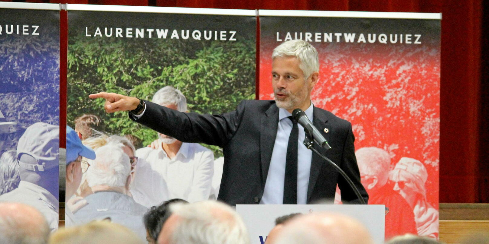 Salles des fêtes, charcuterie et cœur avec les doigts : on a suivi Laurent Wauquiez (et sa femme) en campagne