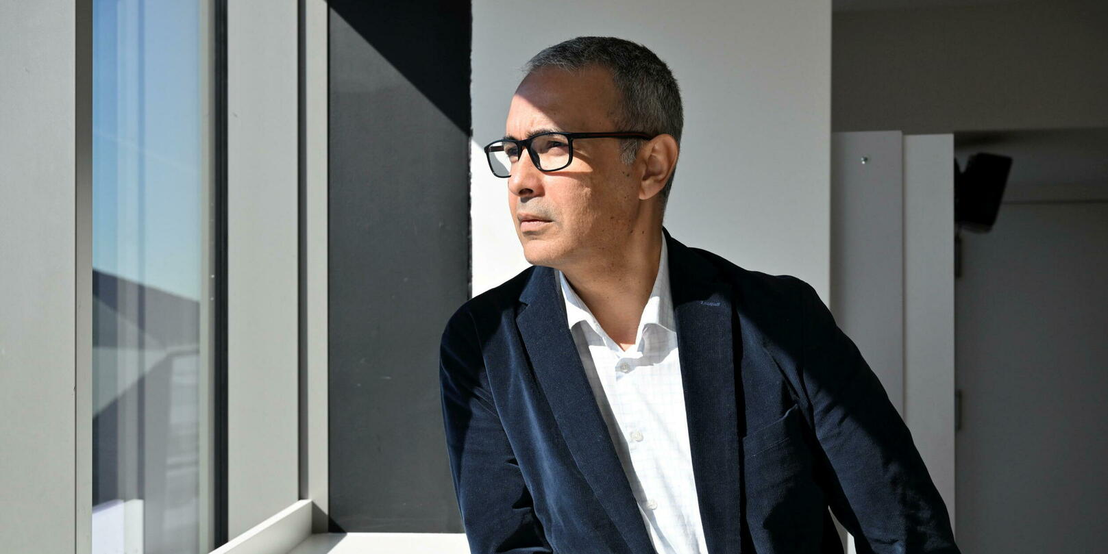 Kamel Daoud visé par des mandats d’arrêts internationaux émis d’Alger