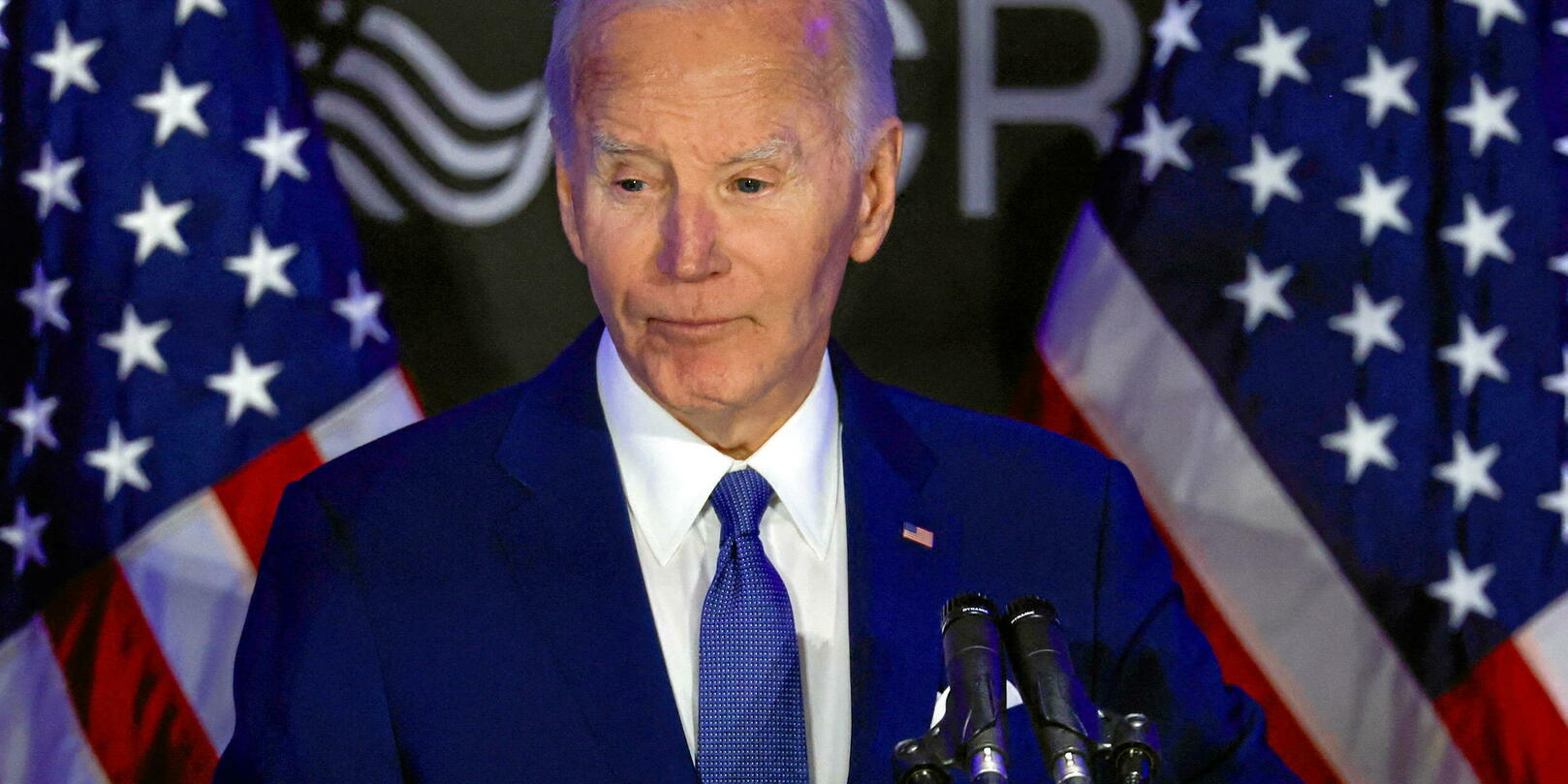 Fauteuil roulant, hagard devant George Clooney : les derniers jours du mandat de Biden