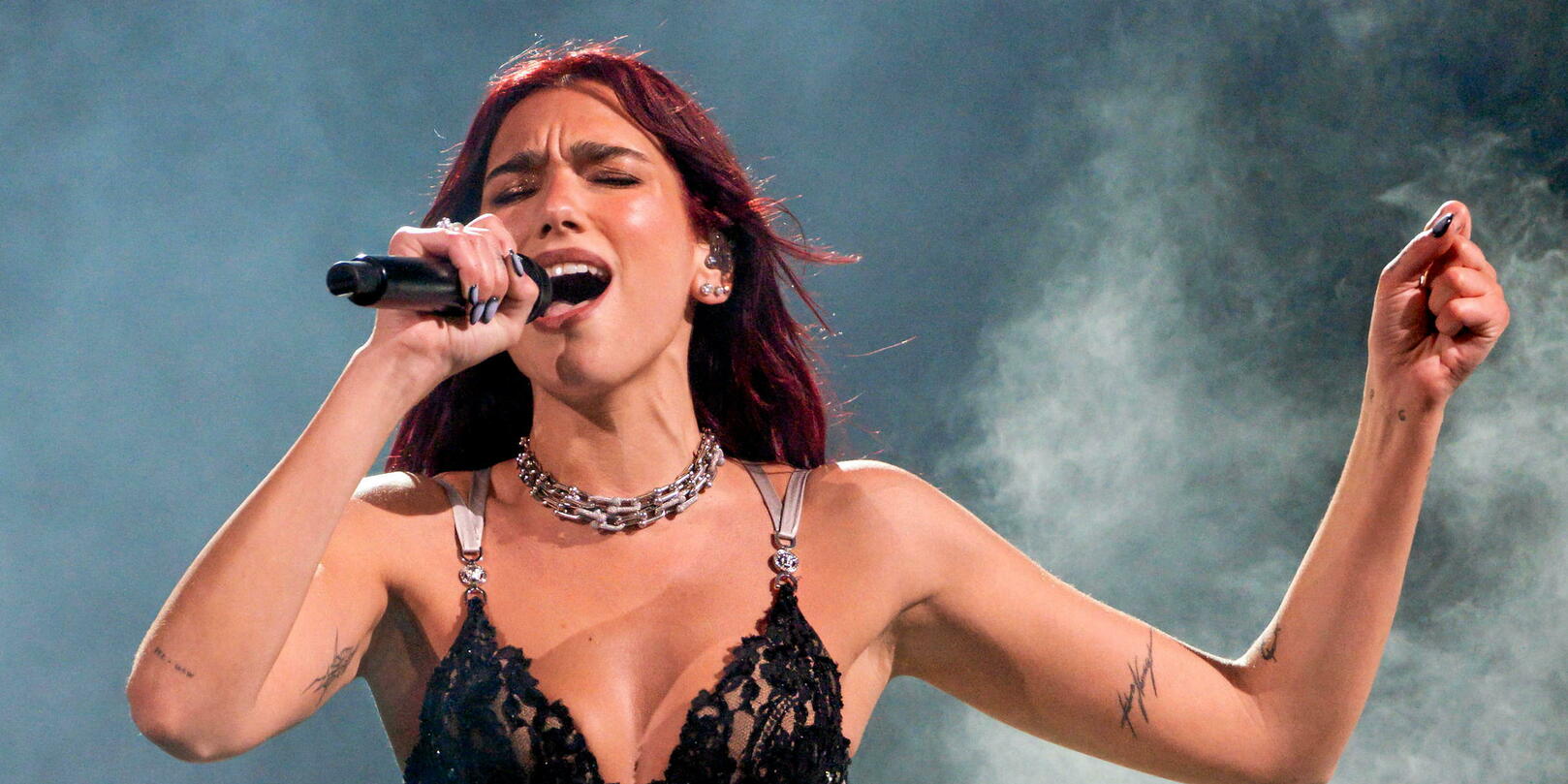 Dua Lipa ressuscite « Moi… Lolita » à Paris et confirme son règne sur la pop