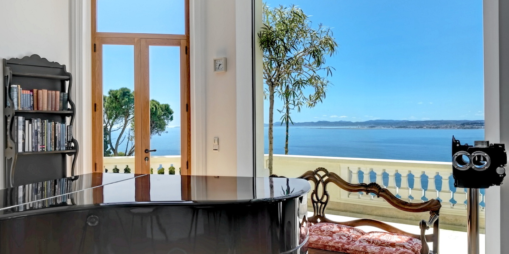 Rêvez grand : La villa de James Bond à Nice est à vendre ! (Visite Exclusive)