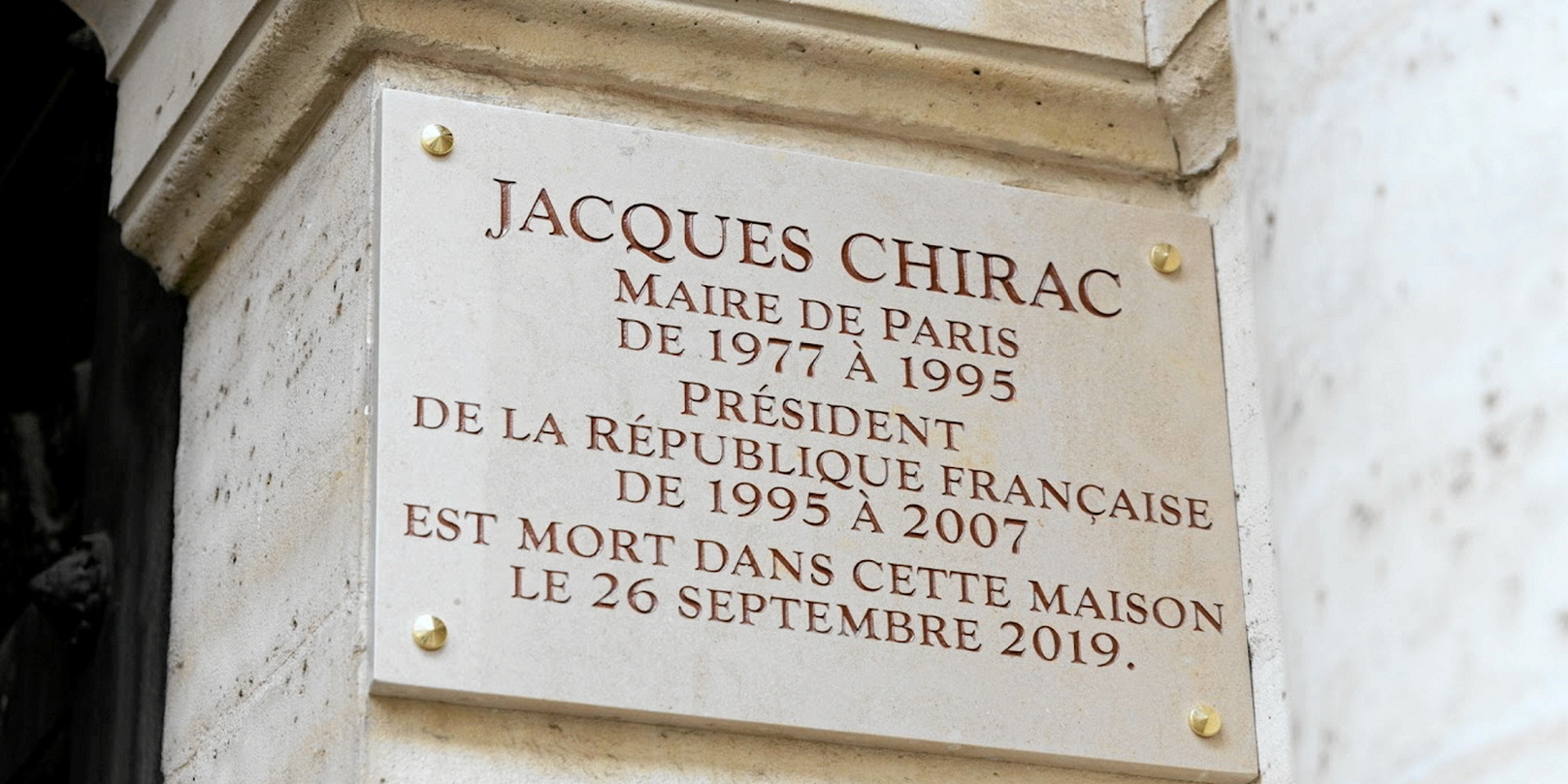 Une plaque pour rendre hommage à Jacques Chirac