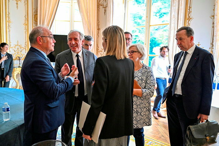 <FIGCAPTION>
<STRONG>Débrief. </STRONG>Le 26 juin, à l’issue de la conférence de presse sur les retraites, François Bayrou s’entretient avec les conseillers et ministres concernés. Notamment, de g. à dr., Nicolas Pernot (directeur du cabinet du Premier ministre), Astrid Panosyan-Bouvet (ministre déléguée au Travail et à l’Emploi), Catherine Vautrin (ministre du Travail et de la Santé) et Jean-Jacques Marette (animateur du « conclave » sur la réforme des retraites).</FIGCAPTION> © Elodie Gregoire