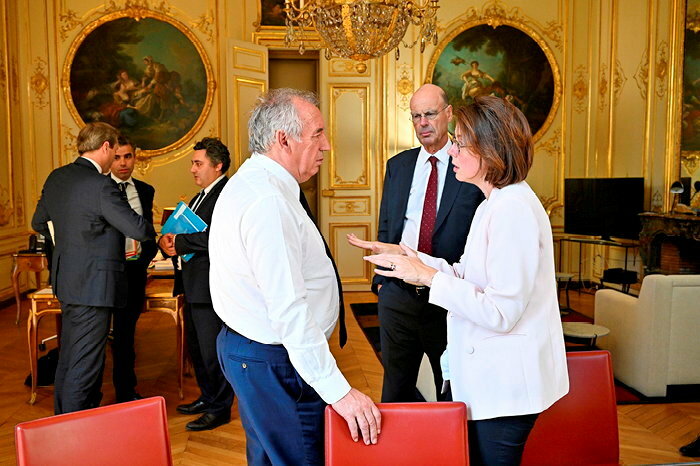 <FIGCAPTION>
<STRONG>Arbitrages. </STRONG>Le 3 juillet, séance de travail à Matignon avec Amélie de Montchalin, ministre des Comptes publics, et Éric Lombard, ministre de l’Économie.</FIGCAPTION> © Elodie Gregoire