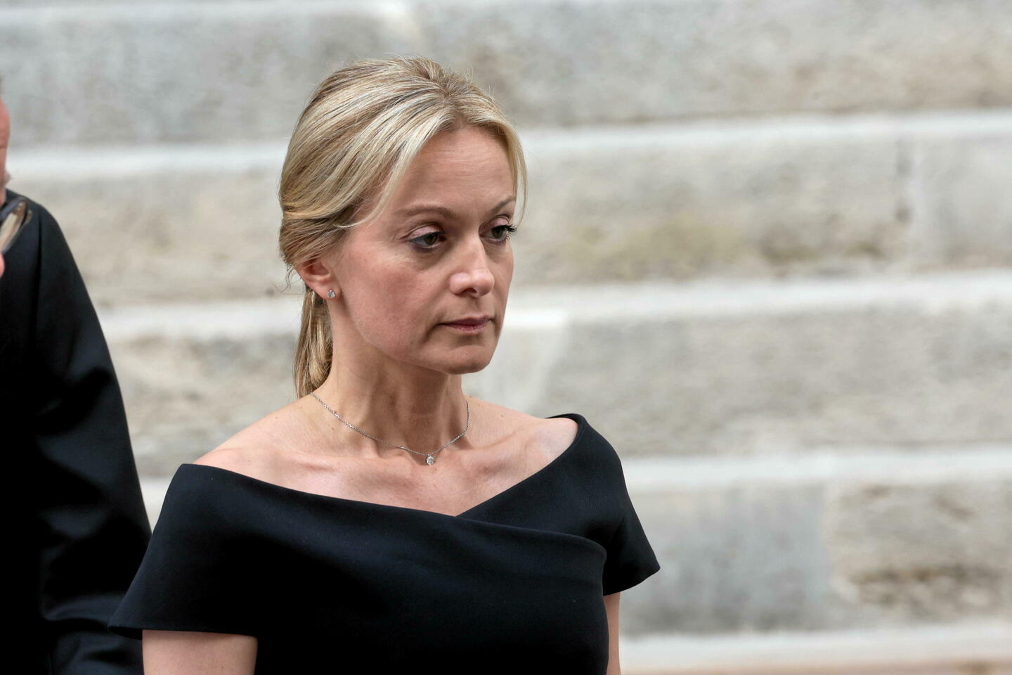 Émue, Audrey Crespo-Mara remercie les téléspectateurs pour leur soutien «  en hommage à l'homme en noir »