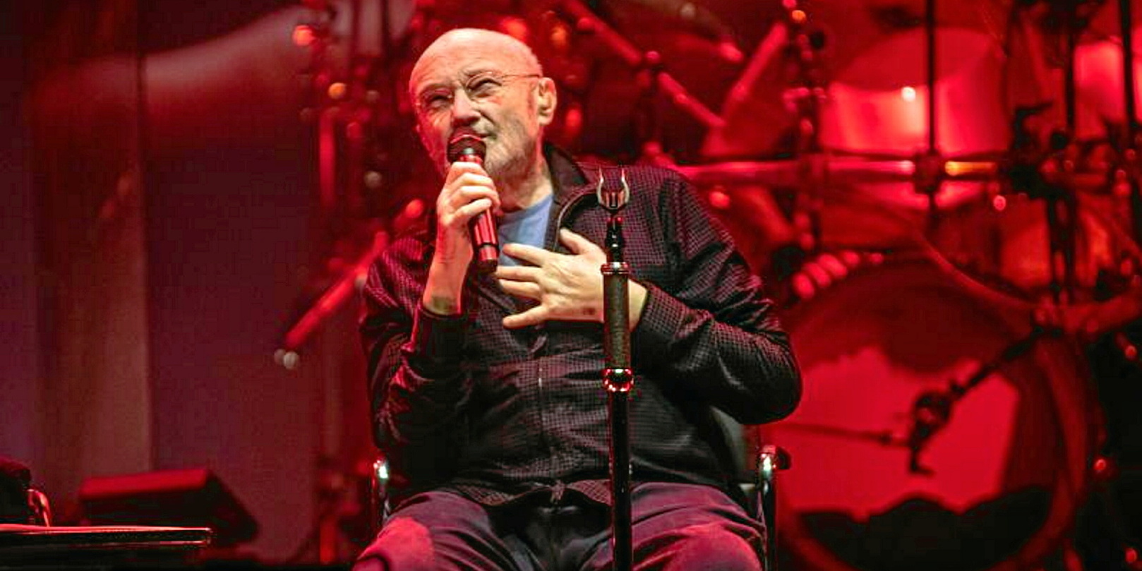 Phil Collins : Une Hospitalisation qui Alarme, Mais Son Entourage Dément et Rassure les Fans
