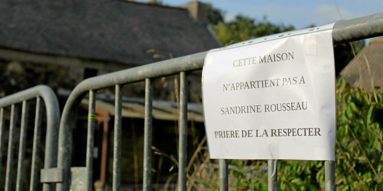 À Dinéault, où Sandrine Rousseau souhaite acheter une maison, des agriculteurs font un barbecue