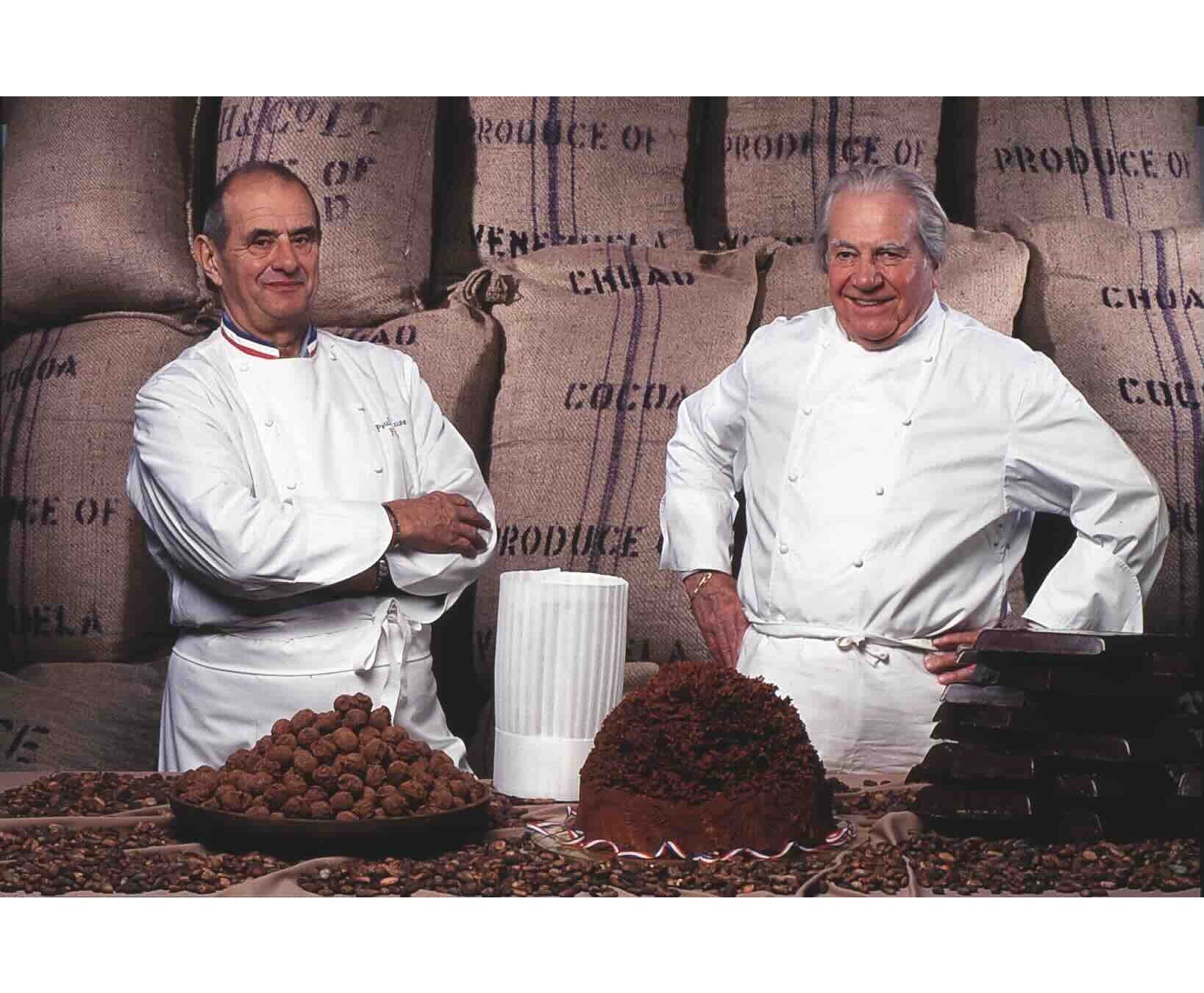Le gâteau « Président », symbole de l'amitié entre le célèbre cuisinier Paul Bocuse et le maître chocolatier Maurice Bernachon. © Archives famille Bernachon