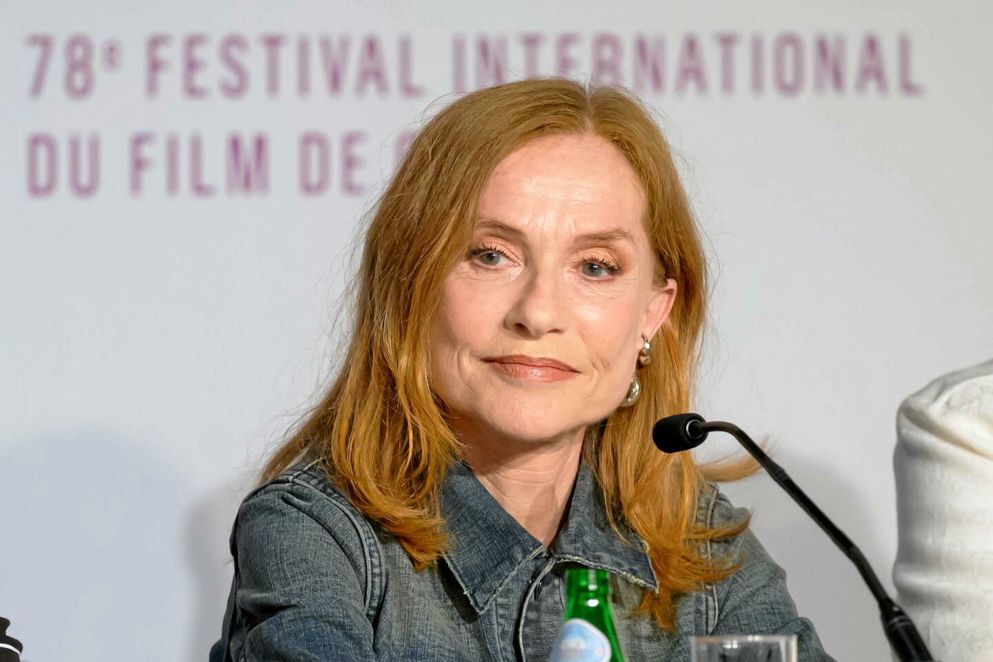 Sybian porn she was dressed in high heels, and provocative