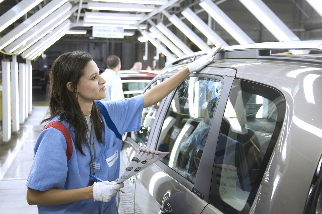Ищу работу на своем автомобиле. Женщины на автозаводе. Женщины на автомобильных заводах. Работа в машине. Женщина на производстве.