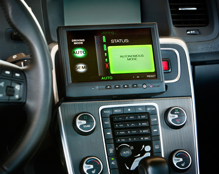 Une interface spécifique indique au conducteur le mode de fonctionnement de la voiture.