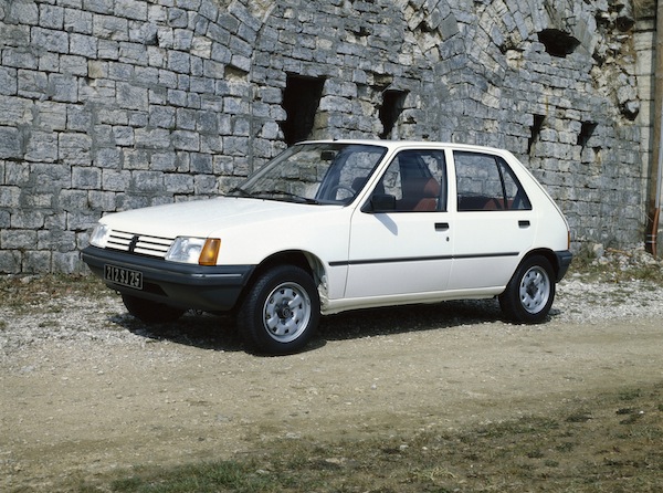 Peugeot n'a pas de moteur adapté et place un gros diesel dans la petite 205. Les performances tranchent avec l'idée du diesel poussif, Peugeot a gagné. VW l'imitera ensuite avec la Golf